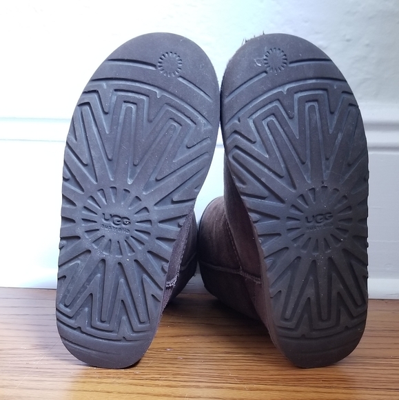 Classic UGG Boots- Chocolate/Dark Brown - Picture 5 of 5